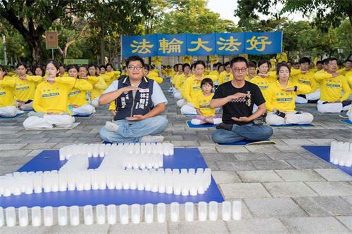 '图6:前凤山市市长、立法委员许智杰和他的特助在现场学功,跟大家一起炼第五套功法。'