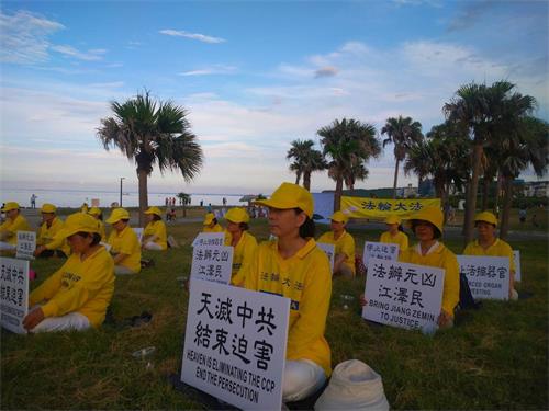 '图3:台湾花莲部份法轮功学员聚集于花莲七星潭海岸,举天灭中共结束迫害展板。'