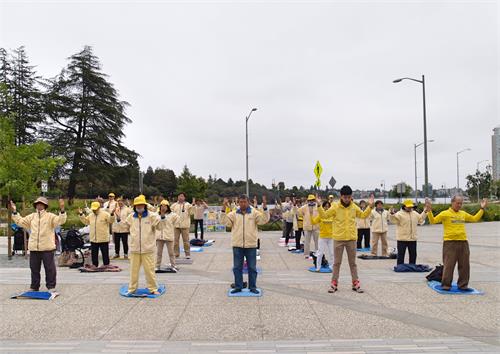 图8~10:二零二零年七月十九日,旧金山东湾的奥克兰法轮功学员以集体炼功,纪念反迫害二十一周年。
