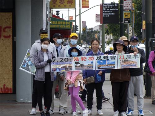 图11~13:集体炼功之后,奥克兰学员来到中国城设立真相点传播法轮功真相。
