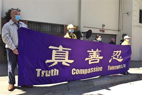 图21:来自中国山东的法轮功学员王建中参加了二零二零年七月十七、十九日和二十日,在中领馆前的、“七二零”反迫害二十一周年、三天的和平请愿。他呼吁人们认清中共的邪恶本质,快了解法轮功的真相。