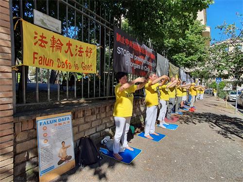 '图1:学员在中共大使馆前炼功,要求停止迫害法轮功。'