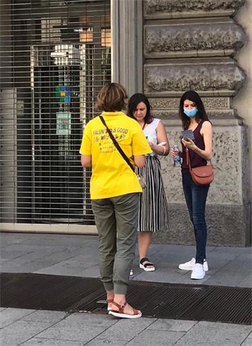 '图1~5:学员向意大利民众介绍法轮功、并讲述中共迫害二十一年的真相'
