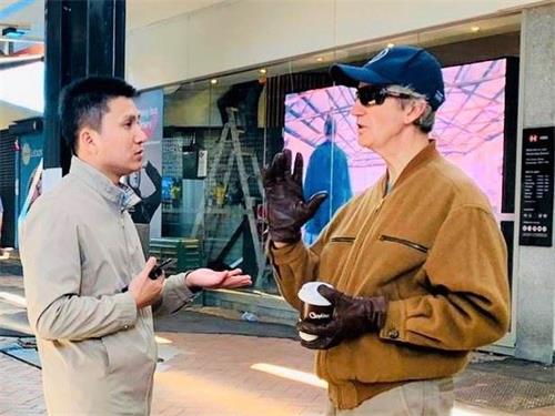 '图5:悉尼居民克莱斯特(Christ,右一)说:“我认为我们应该以‘真、善、忍’对待每个人。”'