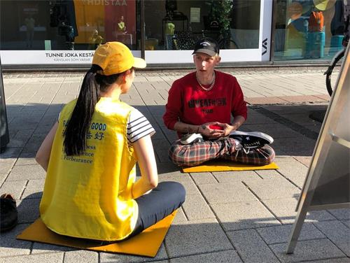 '图2:尼科跟学员修炼法轮大法五套功法'