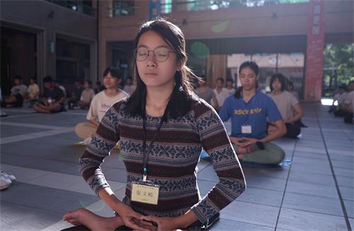 '图2~5:青年学子们清晨集体炼功'