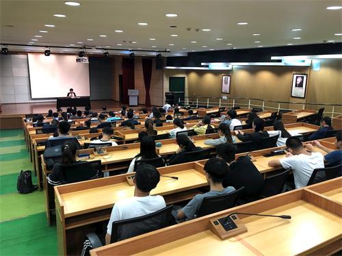 '图6:青年学子们大组交流修炼心得'