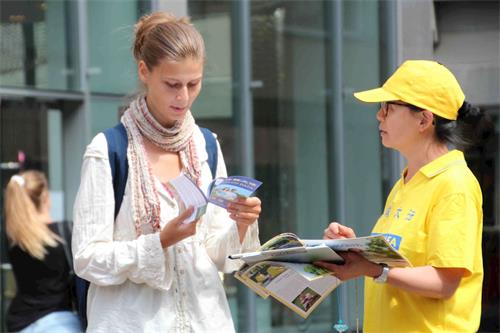 '图3~4:路人高兴地接过真相信息资料,有的要了解更多的讯息'