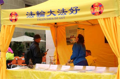 '图5:这位戴帽子的路人赞同法轮功学员的观点,与学员相谈甚欢。'