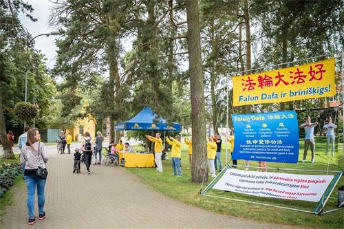 '图1:二零二零年九月五日,拉脱维亚法轮功学员在著名疗养圣地尤尔马拉的Kauguros地区举办活动。'