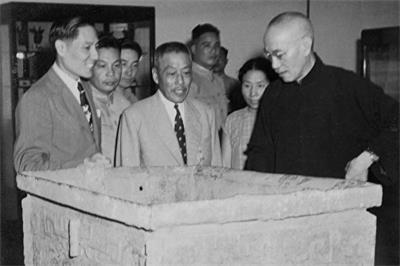 蒋介石、宋美龄、蒋经国一家三口参观了在南京举办的故宫国宝展览,众多展览的珍宝中,商司母戊大方鼎和周毛公音鼎是蒋介石直赠送给故宫博物院的收藏品。'