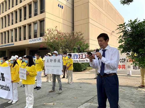 '图3:美西南法轮大法学会会长李有甫博士在集会上呼吁制裁迫害法轮功的犯罪集体及责任人。'
