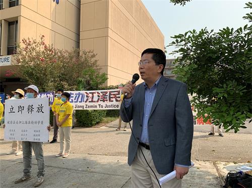 '图4:洛杉矶法轮功团体发言人吴英年博士在集会上发言'