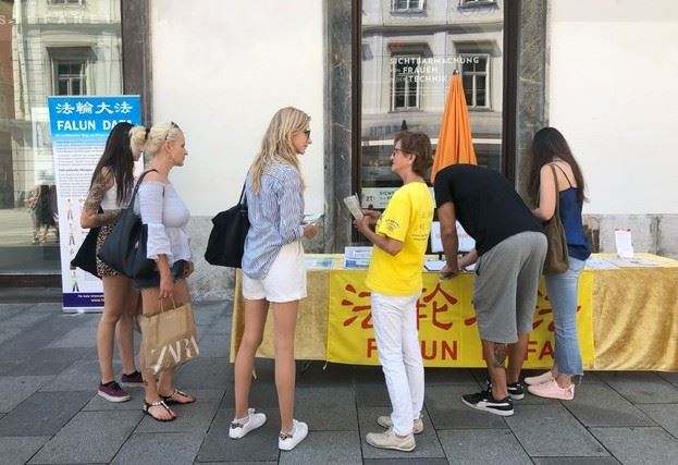 '图4:一名女士主动询问法轮功的情况'