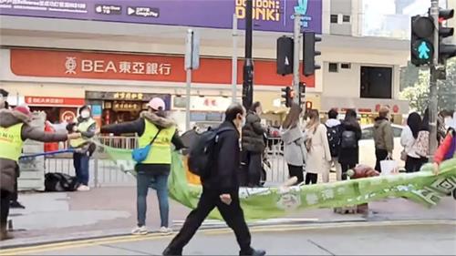 '图4:二零二零年十二月三十一日香港青关会下午三点拆除在铜锣湾的污蔑横幅。'