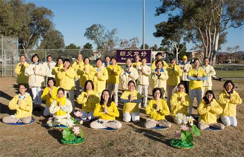 '图1~2:在二零二一年新年来临之际,圣地亚哥部份法轮大法弟子在米拉梅萨炼功点向师父恭祝新年。'