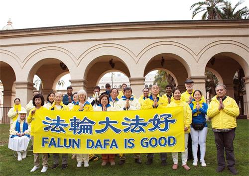 '图4:圣地亚哥部份法轮功学员在当地巴博亚公园炼功点,恭祝师父新年快乐。'