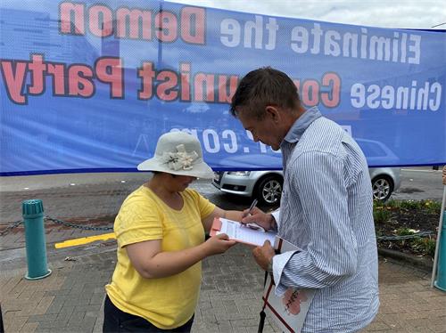 '图4:布鲁斯·哈伯特在征签表上签名'