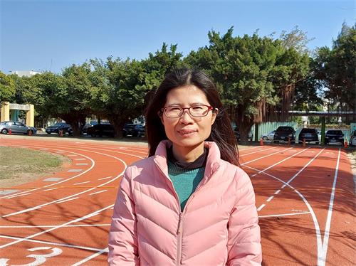'图3:从事教职的顾明惠,感恩因为修炼大法,让她的婆媳关系越来越好。'