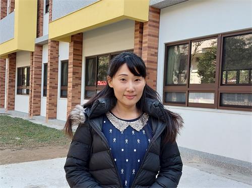 '图4:刚学炼法轮功一年的小学教师王郁青,觉得法轮功对身心灵帮助很大。'