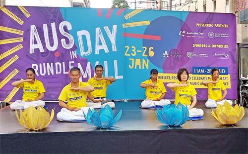 '图1:法轮功学员在阿德莱德商业步行街(Rundle Mall)的露天舞台展示功法'