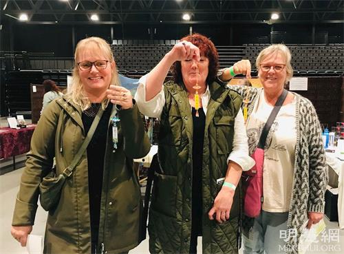 '图2:克劳森和她的朋友想学法轮功'