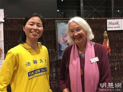 '图4:博迪尔女士(Bodil)说:“法轮大法好,1-2-3-6-5,这就是五音!”'