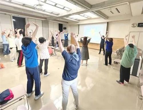 '图1:二零二一年十月九日星期六,日本埼玉县法轮功学员在久喜市举办了免费法轮功教功班。'