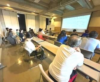 '图2:参加教功班的人们集体朗读日语版《转法轮》。'