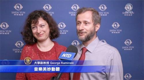 '图6:大学副教授乔治·卡明斯基(George Kaminski)和夫人纳迪亚·卡明斯基(Nadia Kaminski)观看了十月十六日晚,美国神韵国际艺术团在麻省伍斯特汉欧沃剧院的演出。他们表示,神韵演出让人叹为观止。'