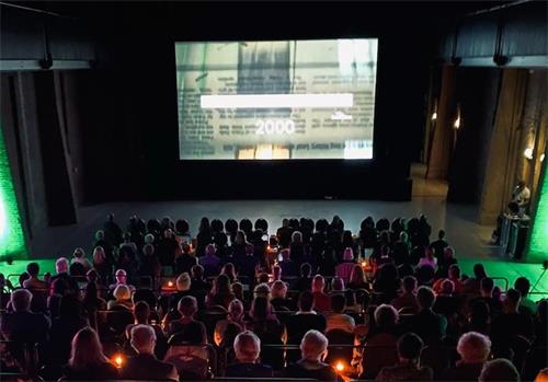 '图2:二零二一年十月十三日,荷兰纪录片电影节首映式播放影片《别问问题》,揭露中共炮制假新闻“天安门自焚”栽赃陷害法轮功。'