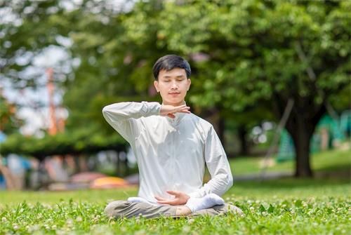 '图1:阮友维在炼第五套功法——神通加持法'