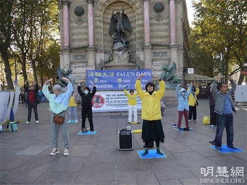 '图1:十月十日法轮功学员在圣米歇尔广场演示法轮功功法'