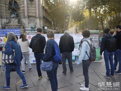 '图2:人们在圣米歇尔广场了解真相'