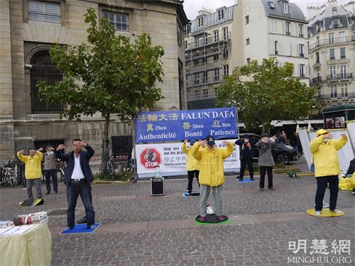 '图4:法轮功学员在夏特蕾(Chatelet Les Halles)演示法轮功功法'