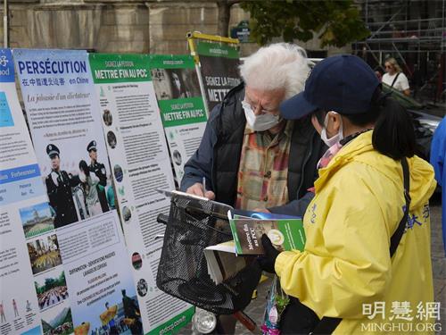 '图7:人们签名支持法轮功学员反迫害'
