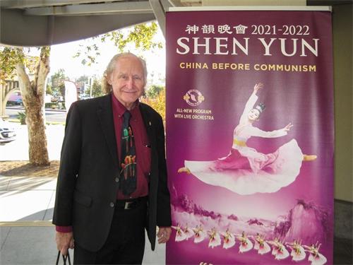 '图5:资深魔术师特瑞·鲁尼恩(Terry Runyon)于十月二十三日,在艾斯康迪都加州艺术中心观看了神韵环球艺术团的演出后,感受神韵的神奇,表示当神韵二个月后来圣地亚哥演出时,会再来观看。'