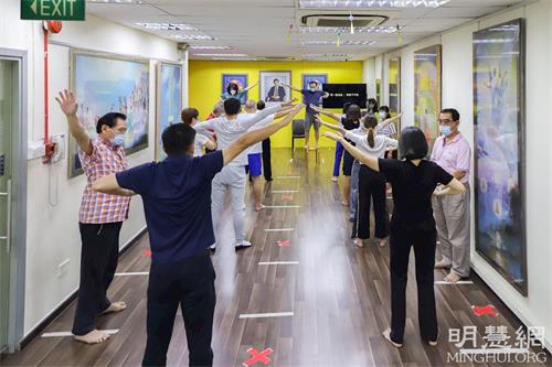 '图1:新学员们在学习炼第一套功法动作。'