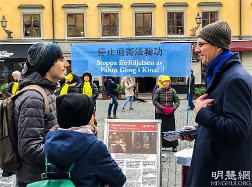 图1:二零二一年十月份的每周五和周六,法轮功学员都在斯德哥尔摩市中心老城区的诺贝尔博物馆前举讲真相活动。