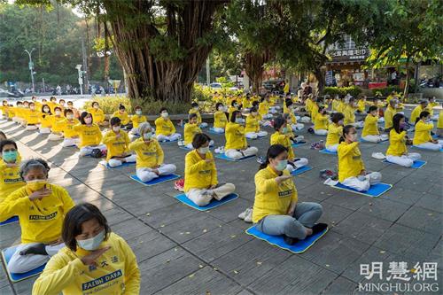 '图1~4:二零二一年十一月十四日下午高雄部份法轮功学员,来到高雄著名风景区“莲池潭”弘法传真相,活动中有腰鼓队表演以及五套功法演示,祥和的炼功场吸引不少路过民众驻足观看。'