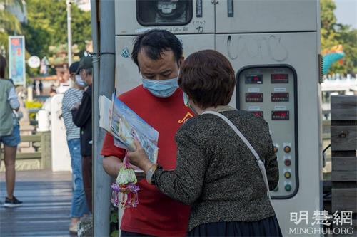 '图9:一位常在莲池潭四周步行运动的餐饮业厨师,被纯净的炼功画面吸引驻足观看,并表示他回去会再上网深入了解法轮功。'
