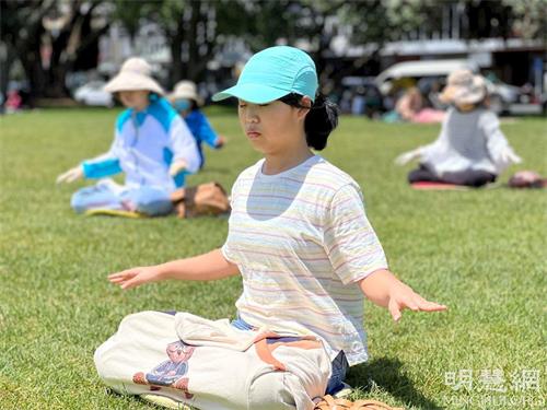 '图1~3:奥克兰法轮功学员集体炼功,场面祥和。'