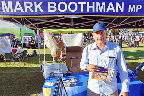 '图4:昆士兰自由党西奥多州议员马克·布斯曼(Mark·Boothman MP Liberal Queensland State Member for Theodore)签名支持法轮功反迫害'