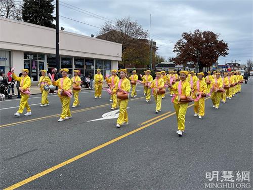 '图1~3:二零二一年十一月二十一日, 纽约法轮功学员组成的炼功队伍和腰鼓队参加了费城东北区第四十四届的感恩节游行。'