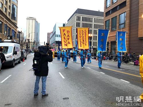 '图8:游行记者录影法轮功游行队伍游行。'
