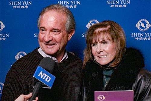 '图6:弗朗西斯·麦肯尼(Francis McEnerney)是一家拥有百年历史的大型会计和商务咨询公司合伙人,十一月二十一日晚,他和太太欣赏了“ 神韵巡回艺术团”在美国新泽西州的演出后惊喜不已,大赞演出“很多的故事”,“非常壮观”。'