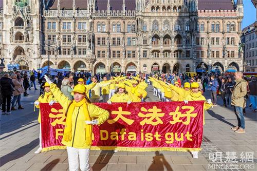 '图10~17:法轮功学员在慕尼黑内城最繁华地段游行。'