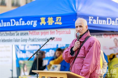 '图19:德国国际人权组织慕尼黑负责人缇拉克先生(Jürgen Thierack)到场声援并发言。'