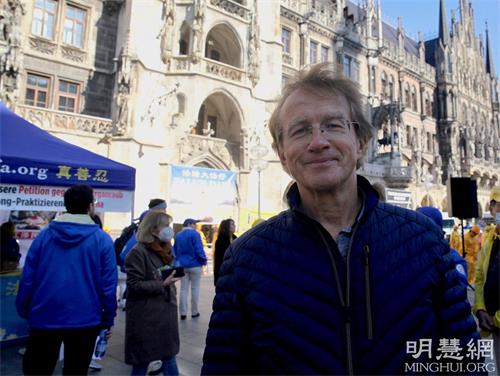 '图22:银行职员德克斯岱讷(Norbert Decksteiner)签名声援法轮功学员反迫害。'