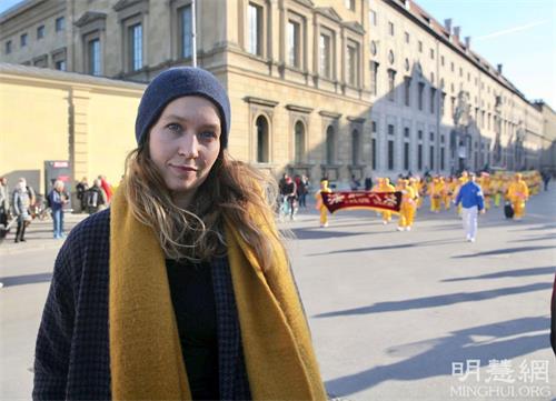 '图23:民族学大学生间舞蹈演员普里布克女士(Leonie Priebke)觉得法轮功游行队伍多姿多彩。'